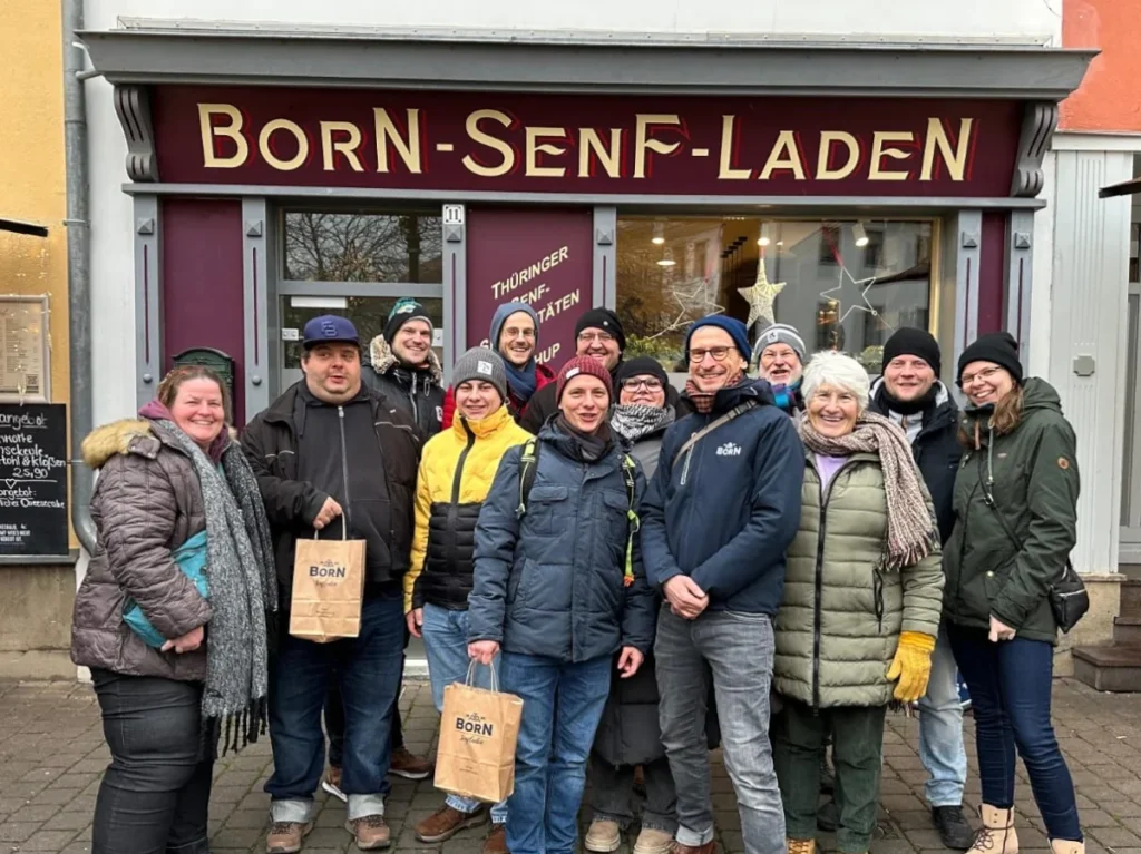 Die Gruppe der Reisenden vor dem "Born-Senf-Laden"